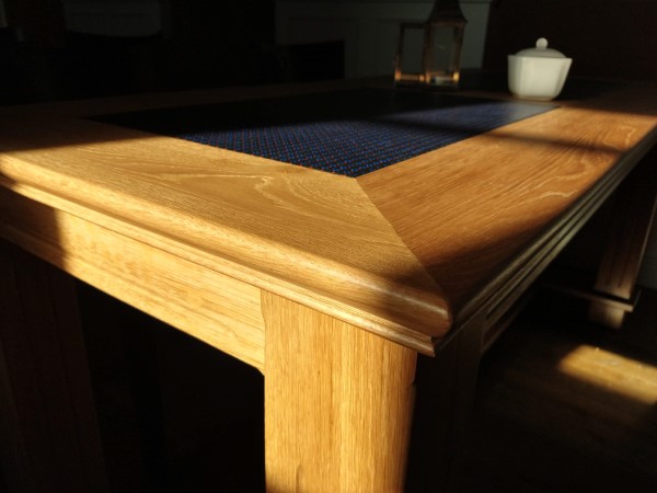 Kleiner Tisch: Detail Tischecke mit Einlage