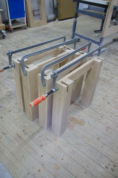 Entstehung des Tischplattenrahmen: verleimte Seitenteile stehen beiseite zur Trocknung.